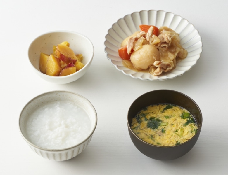 お粥、肉じゃが、さつまいも煮、たまごスープの写真