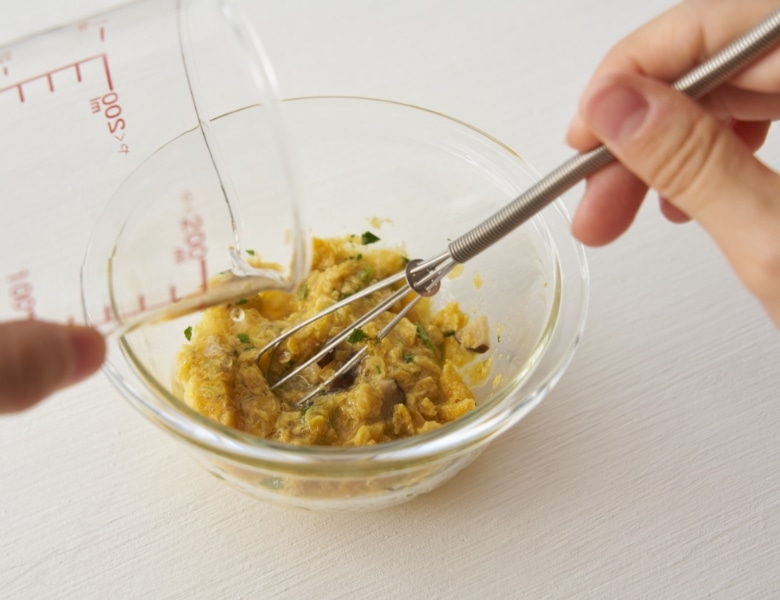 かきたまスープをお湯で溶かす様子