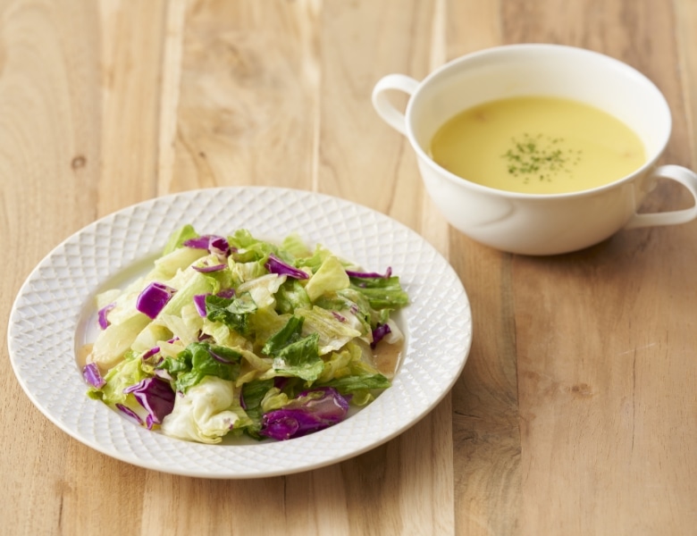 サラダ、コーンポタージュの写真